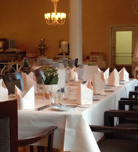 Stilvoll: weiße Tischdecken ohne Muster