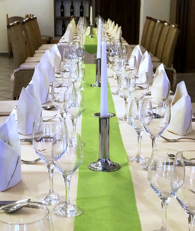 Tischdecken in weiss eignen sich für Feiern aller Art 